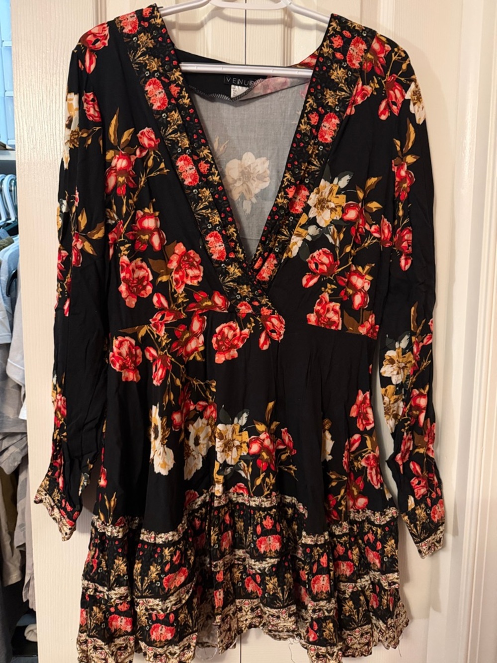 VENUS Black Floral V-Neck Long Sleeve Tunic Dress